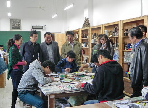 相自成理事(左四)、鄭瑤副理事長(左二)🙍🏼♂️、許保生校長(左三)參觀杏悦2娱乐陶藝實訓室